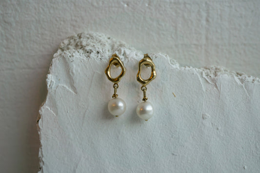 Pearl earrings - gold plated